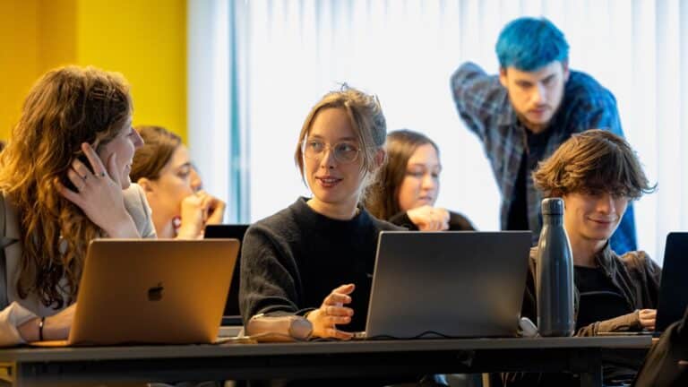 etudiant au cesacom en classe pédagogie immersive